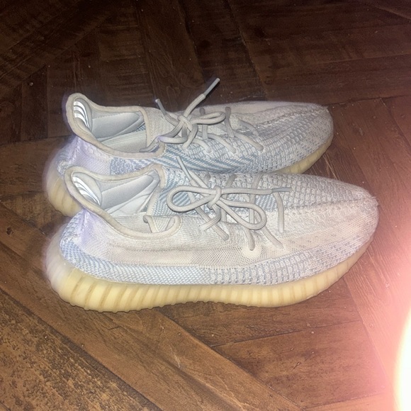 Yeezy 350 v2 - Picture 2 of 3